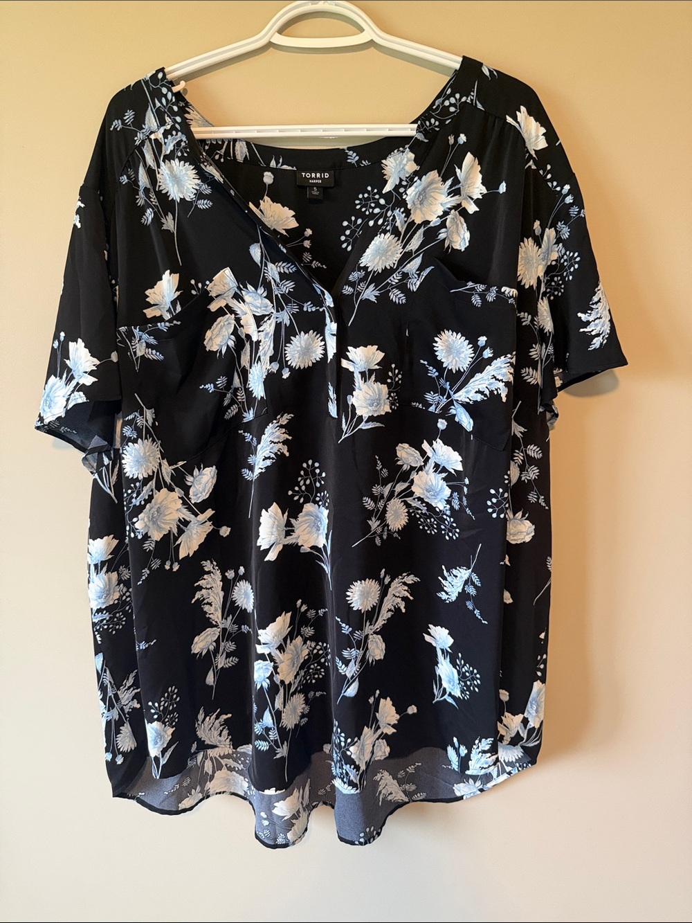 Torrid Black & Blue Floral Harper Pullover Blouse Short Sleeve Plus Size 5 5X
